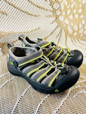 Keen Kids Newport H2 Sport Sandals – Grey & Lime Closed‑Toe Hiking Shoes, Size 1